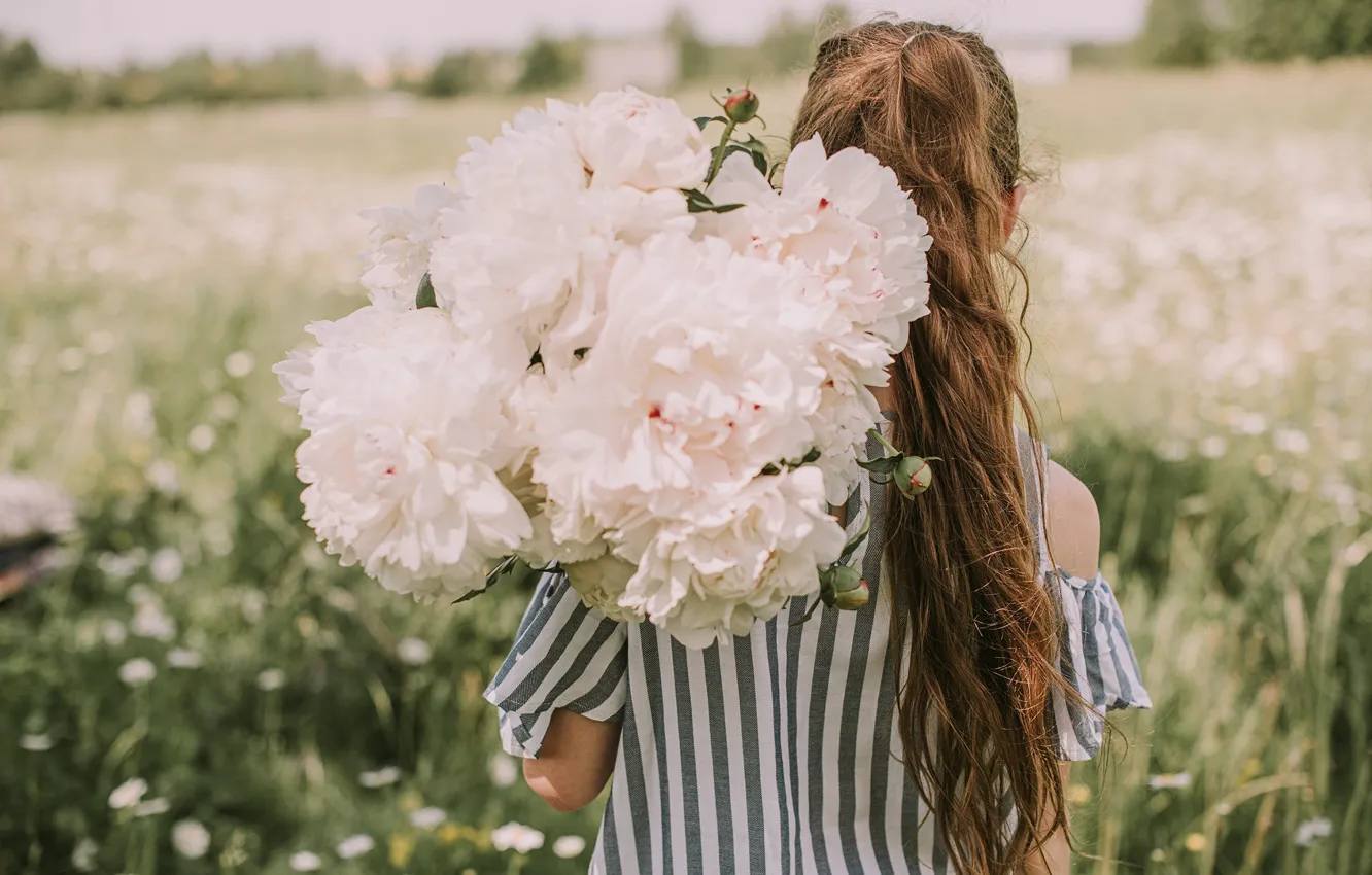 Фото обои девушка, цветы, природа, спина, боке, пионы, Anita Austvika