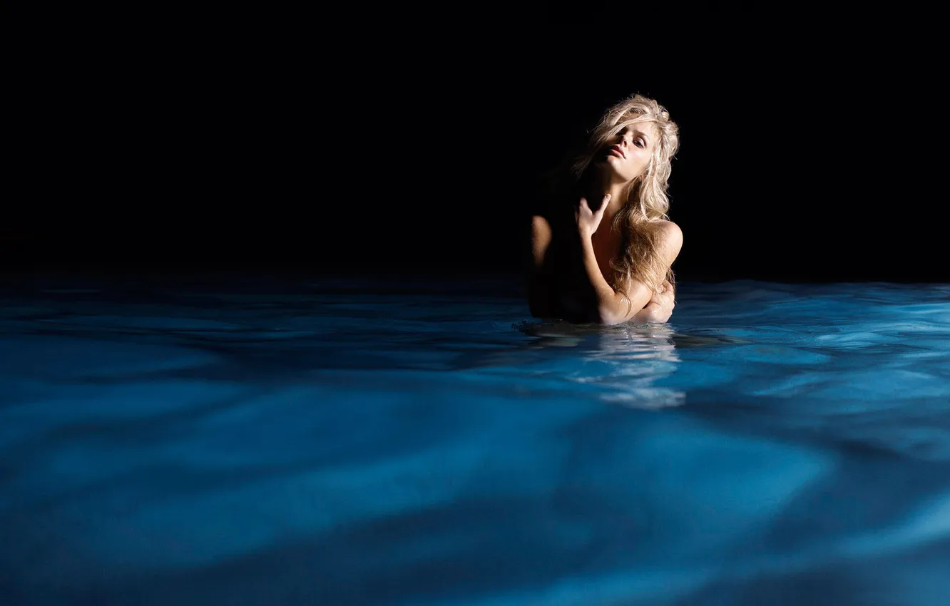 Фото обои море, вода, девушка, ночь, модель, блондинка, brooklyn decker, model