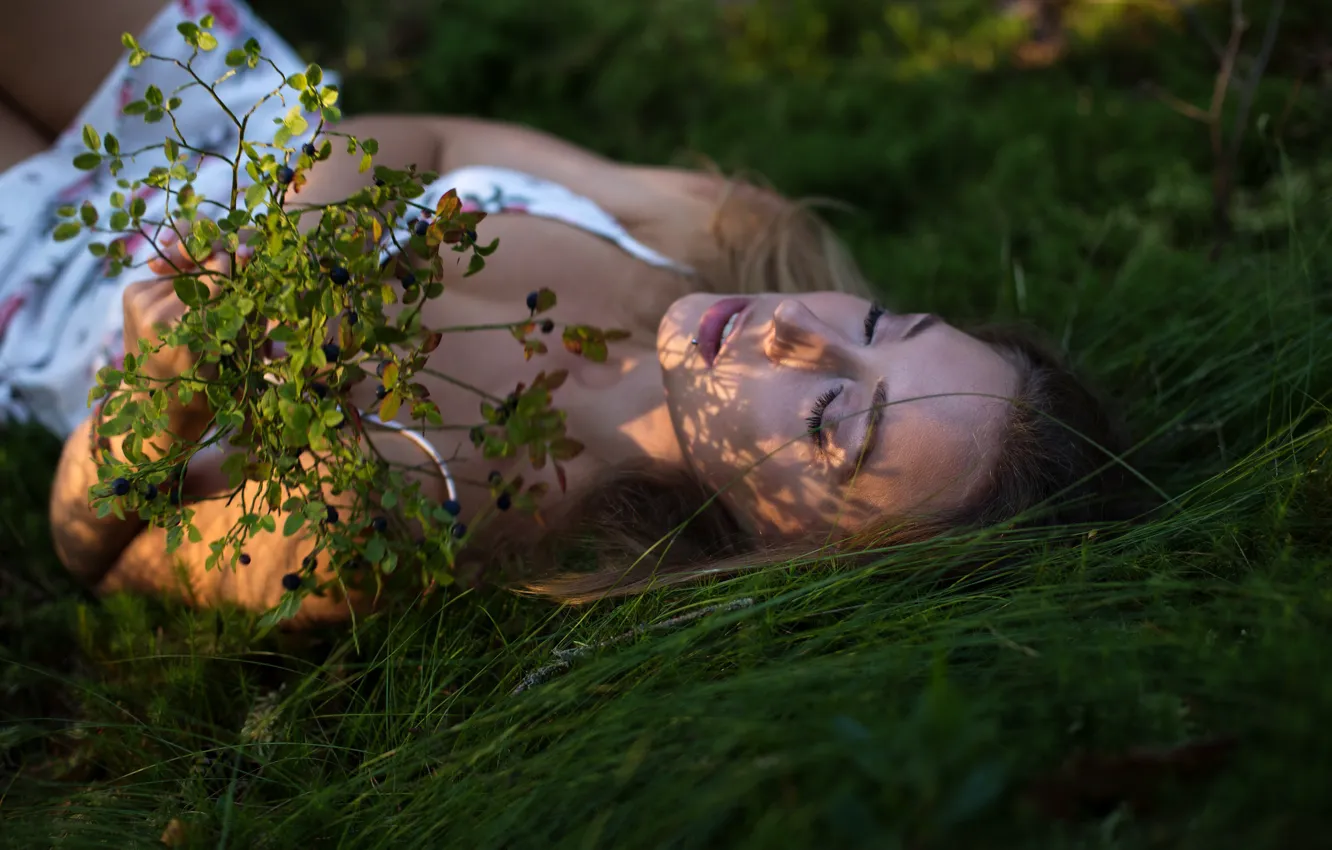 Фото обои трава, девушка, поза, платье, лежит, Евгений Решетов, Дарья Зубкова