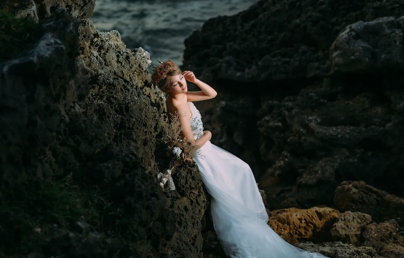 Фото обои море, девушка, скалы, платье
