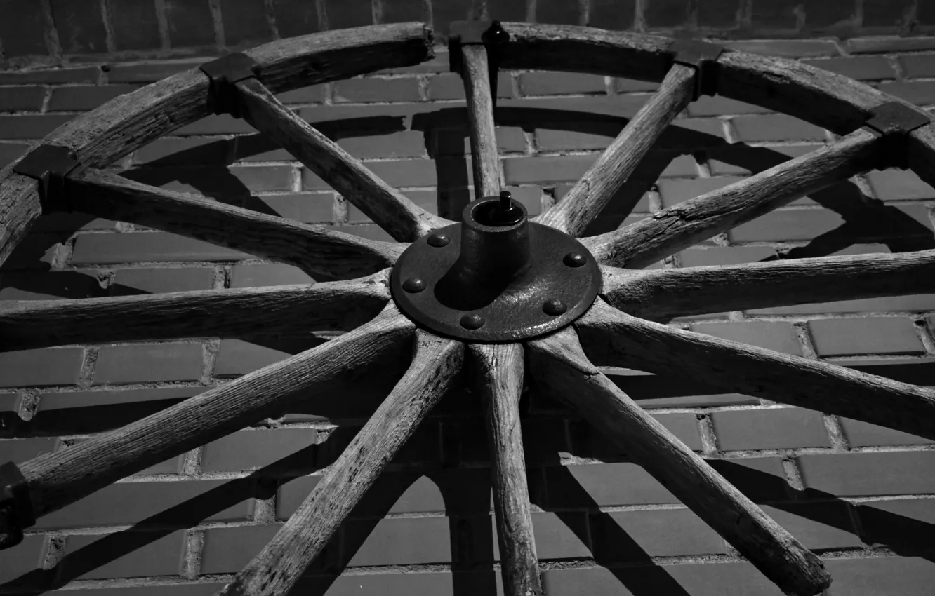 Фото обои металл, стена, дерево, кирпич, колесо, черно - белое