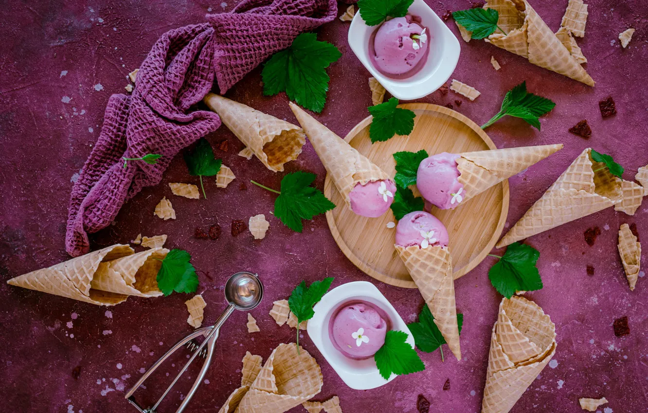 Фото обои шарики, стол, полотенце, тарелка, мороженое, россыпь, ягодное, листья смородины