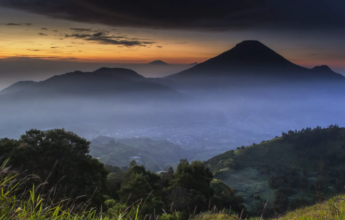 Фото обои облака, деревья, горы, Индонезия, Рассвет