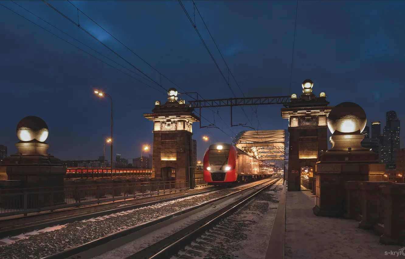 Фото обои рельсы, вечер, освещение, электричка, железная дорога, Крылов Сергей, Сергей Крылов
