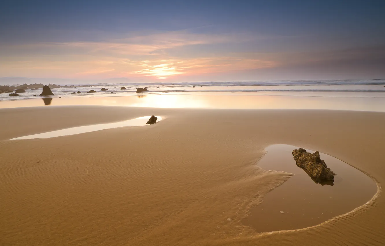 Фото обои песок, море, небо, камни, берег, Закат