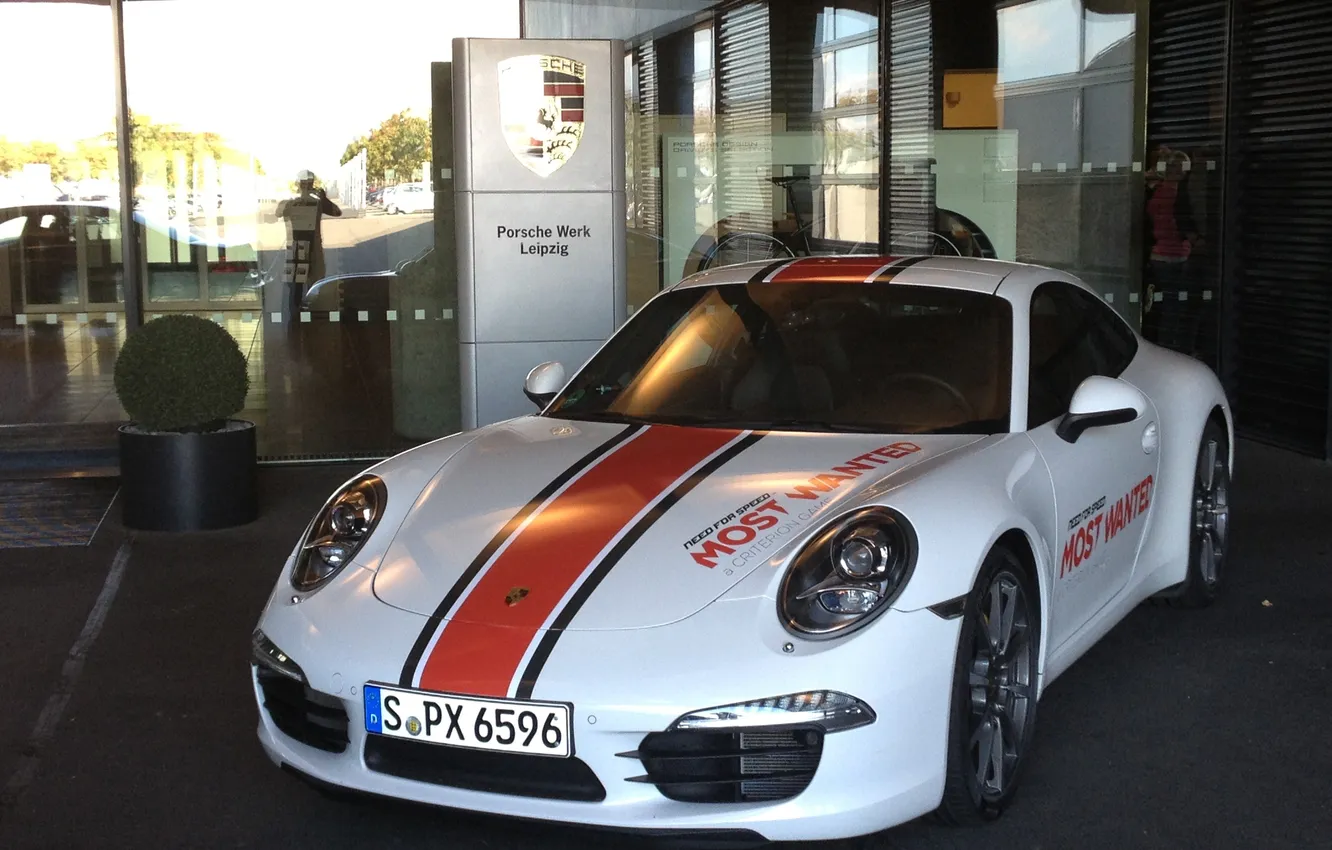 Фото обои Porsche, спорткар, винилы, автосалон, need for speed most wanted 2
