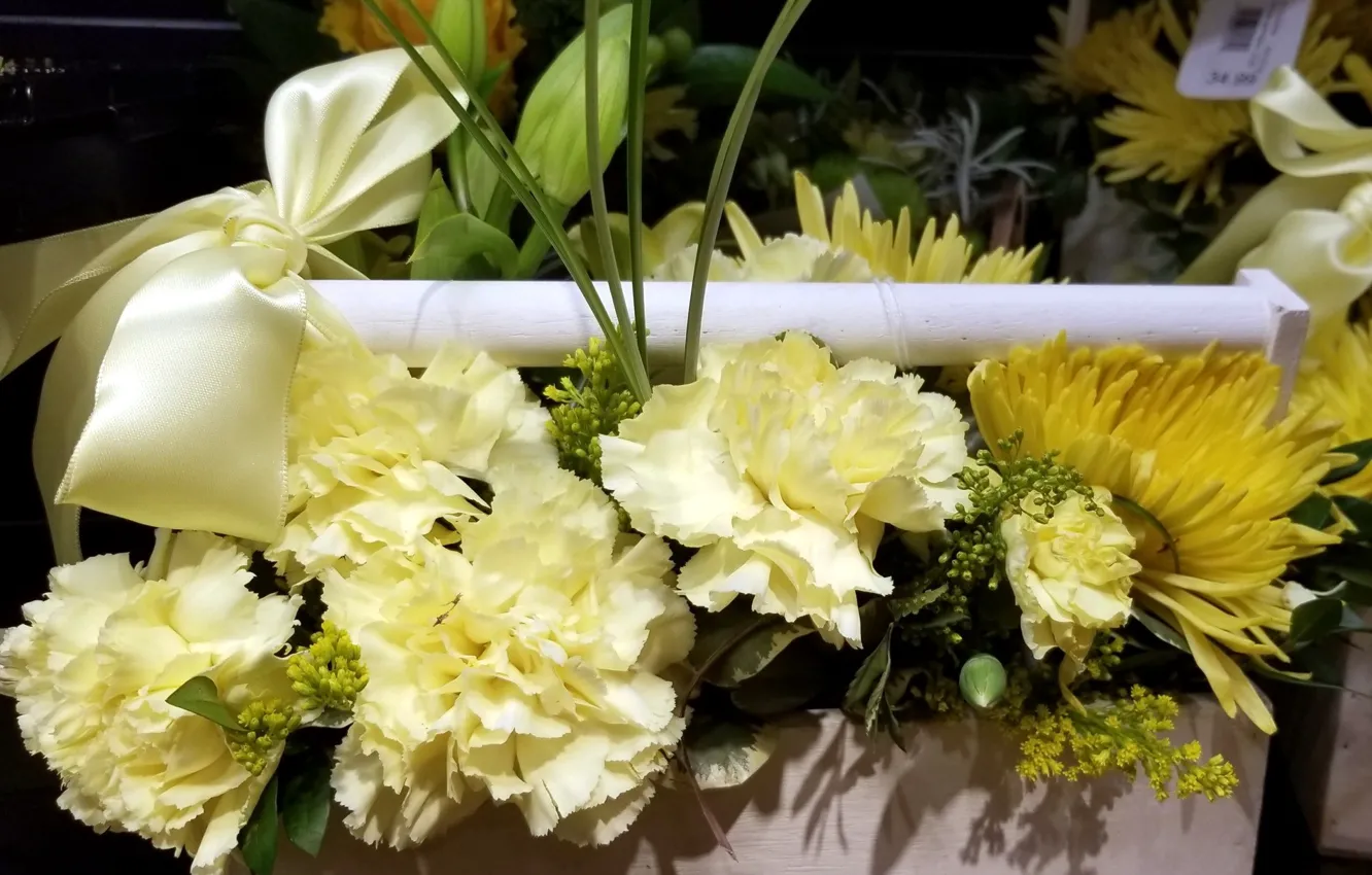 Фото обои цветы, букет, бант, хризантемы, жёлтые, гвоздики