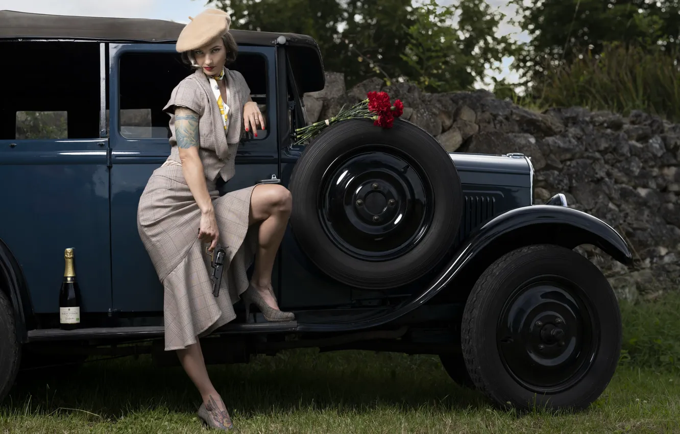 Фото обои машина, девушка, револьвер