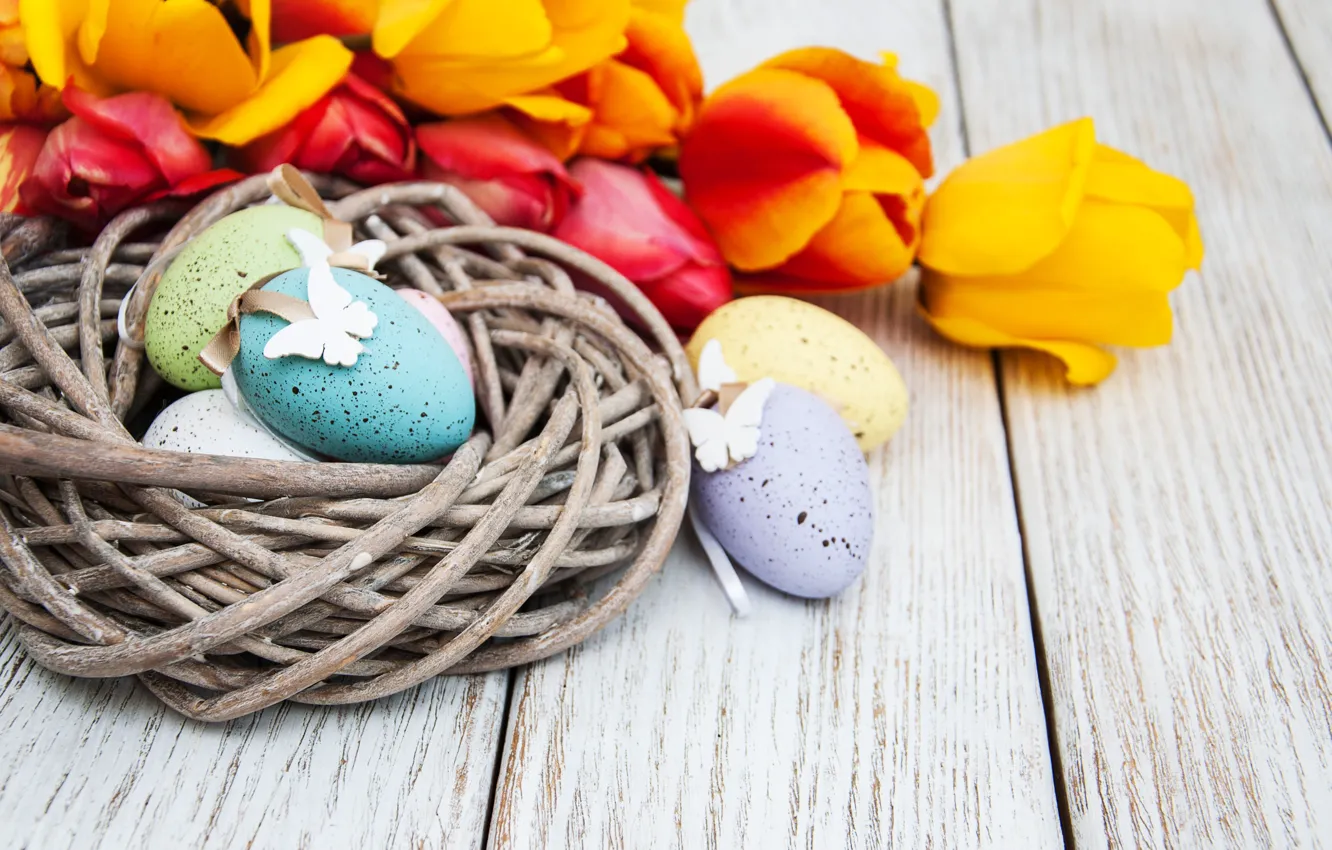 Фото обои цветы, яйца, весна, colorful, Пасха, тюльпаны, happy, wood