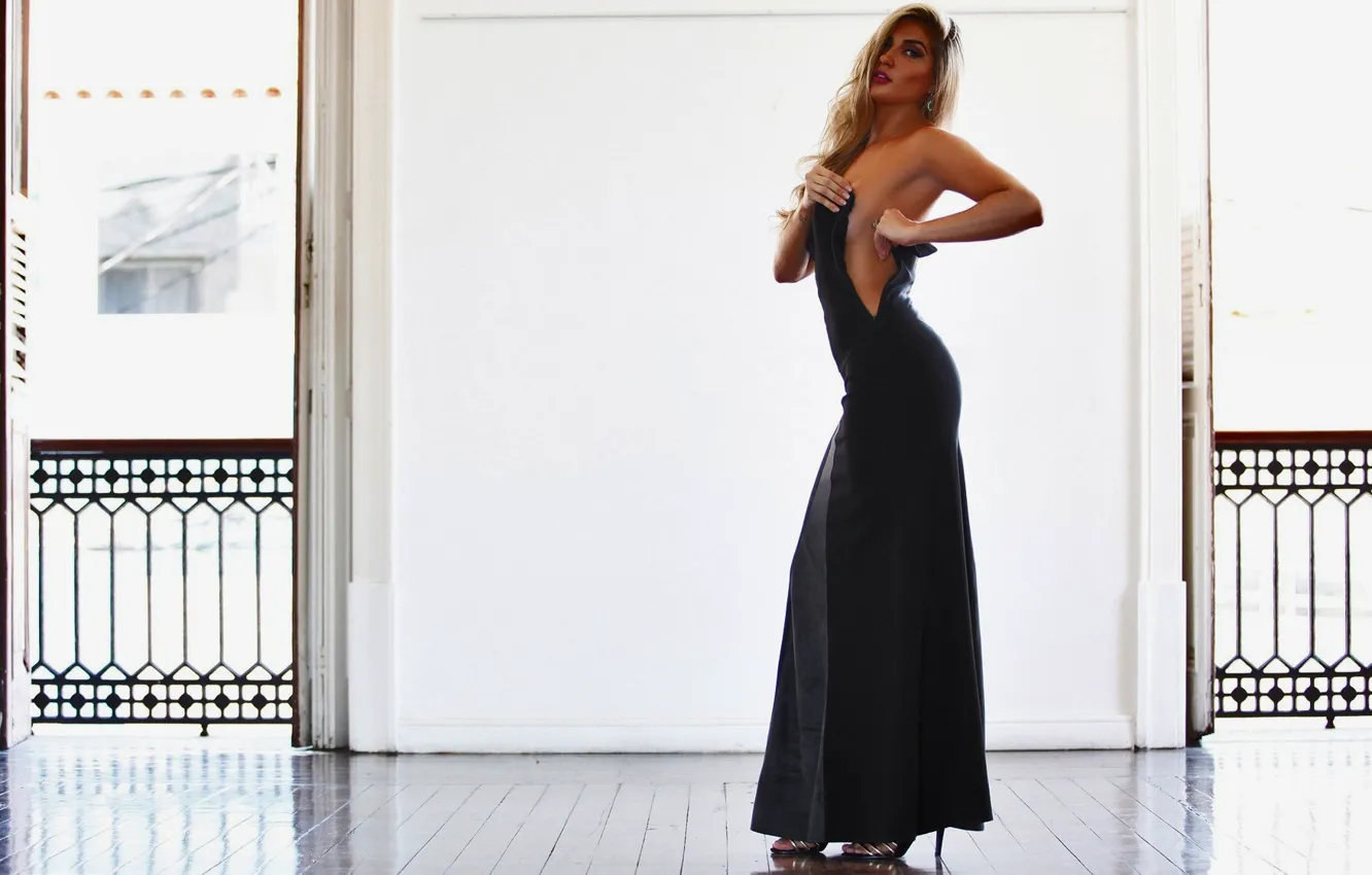 Фото обои dress, photo, look, blonde, shoes, pose, balcony, Aline Gotschalg