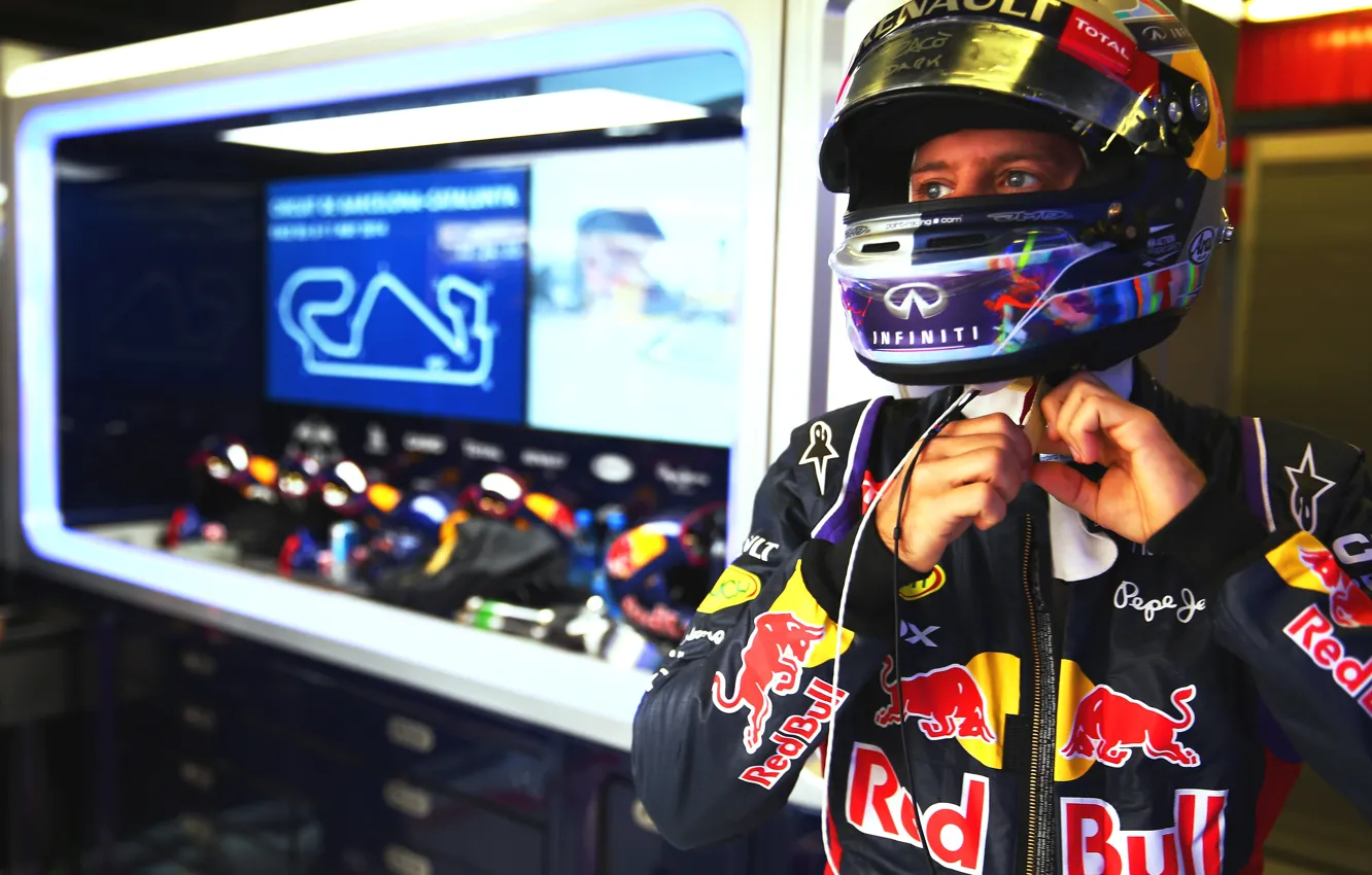 Фото обои Взгляд, Renault, Гонщик, Formula 1, Red Bull, Vettel, Hybrid, Болид