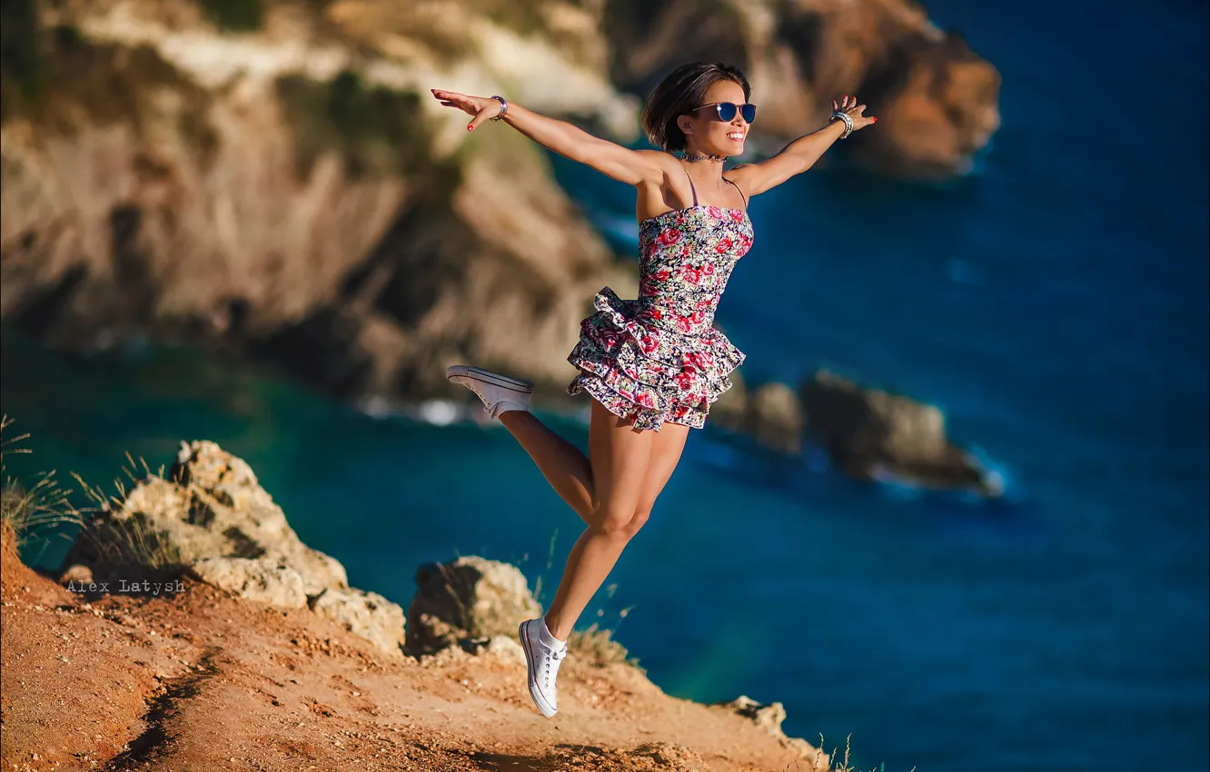 Фото обои море, девушка, поза, настроение, скалы, прыжок, ноги, руки