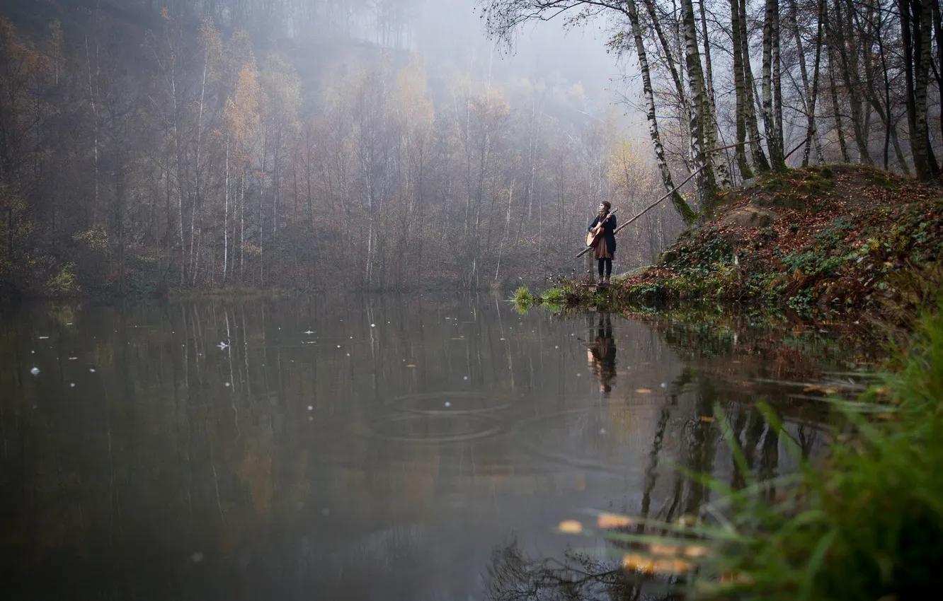 Фото обои осень, лес, девушка, озеро, гитара