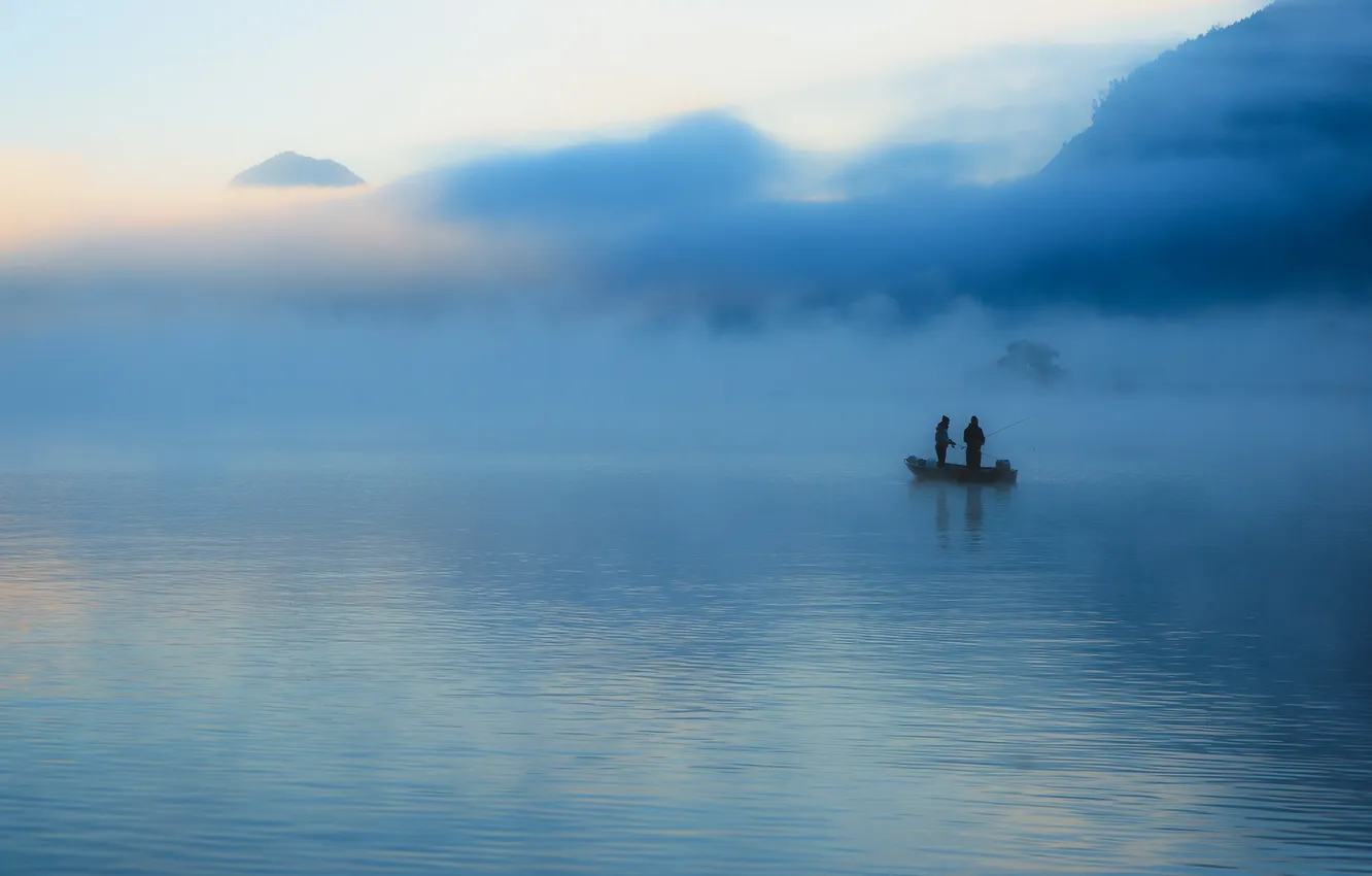 Фото обои туман, озеро, лодка, рыбалка, рыбаки