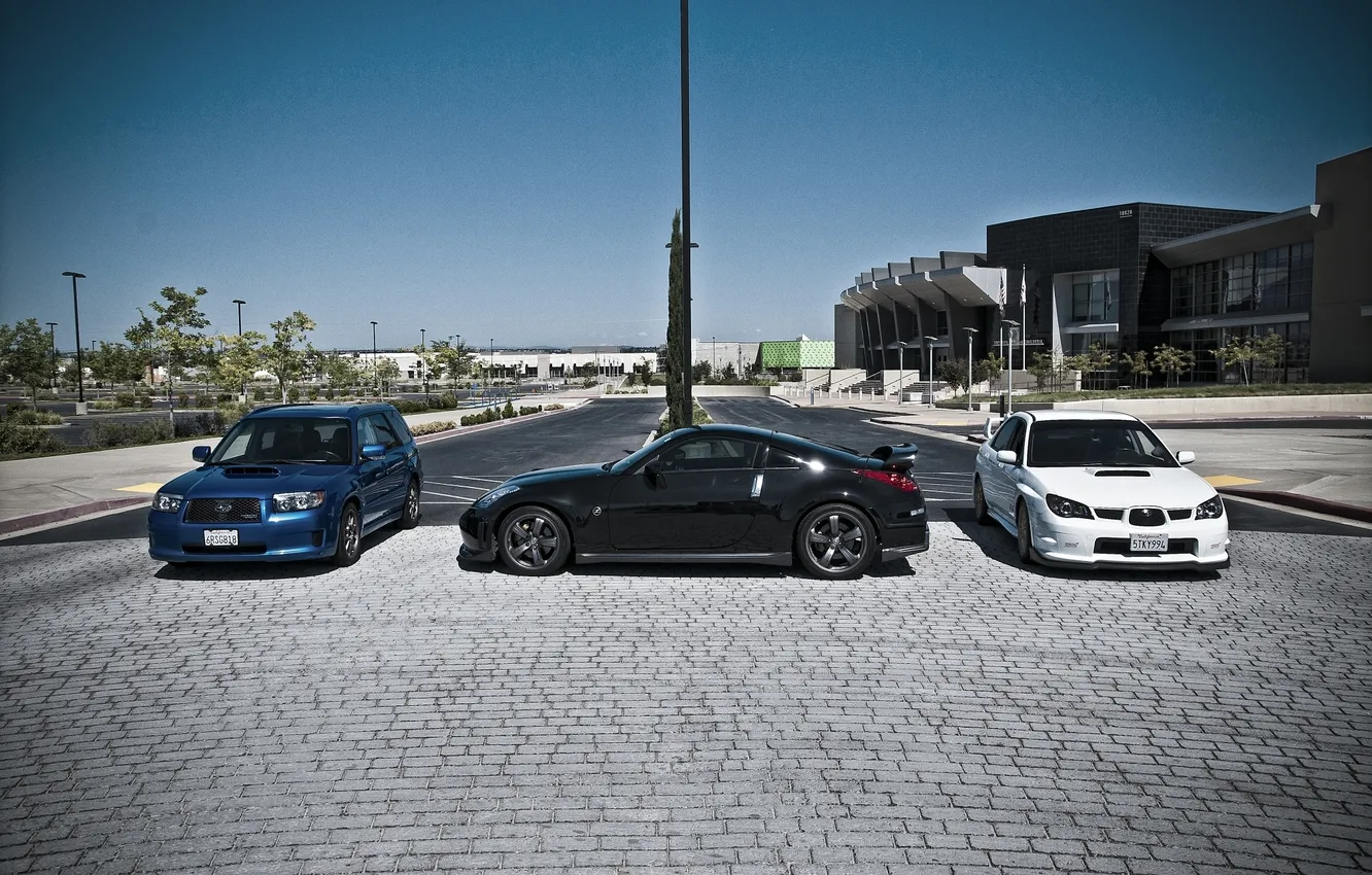 Фото обои белый, синий, город, чёрный, брусчатка, Subaru, Impreza, Ниссан