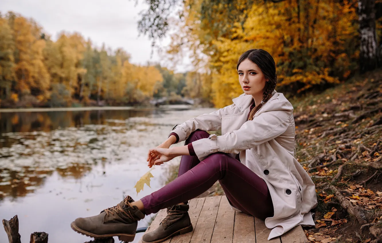 Фото обои осень, листья, вода, ветки, Девушка, ножки, сидит, Disha Shemetova