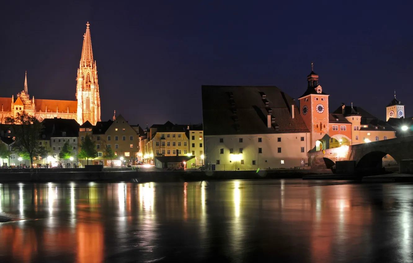Фото обои ночь, город, дом, река, Германия, Бавария, Regensburg