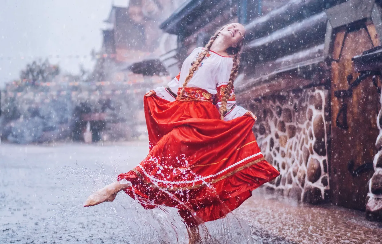 Фото обои девушка, улыбка, дождь, настроение, юбка, танец, лужа, девочка