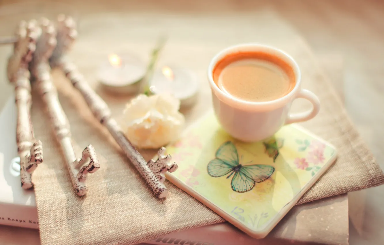 Фото обои цветок, кофе, свечи, чашка, книга, ключи, капучино, подставка