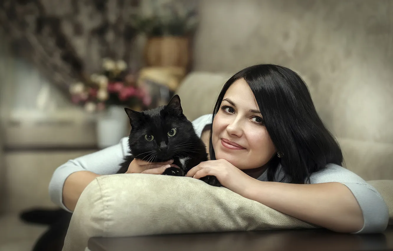 Фото обои кошка, кот, девушка, улыбка, стол, друг, комната, диван