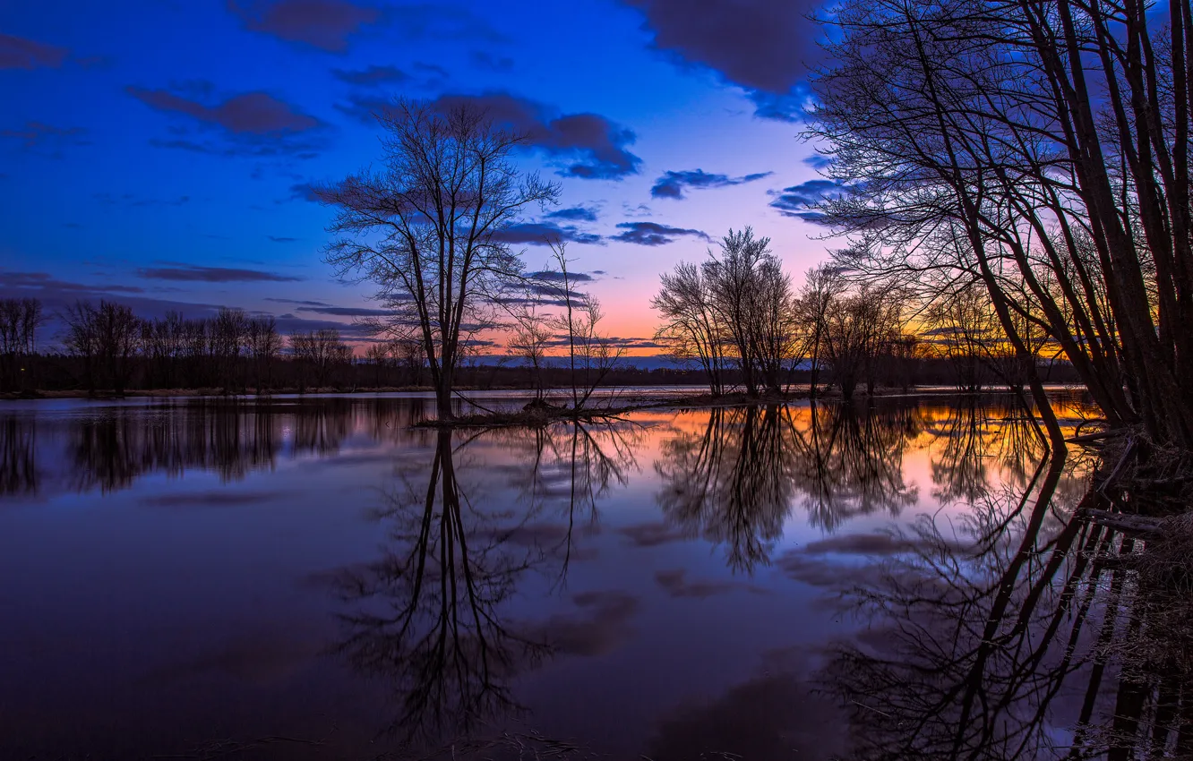 Фото обои небо, облака, деревья, закат, оранжевый, озеро, отражение, вечер
