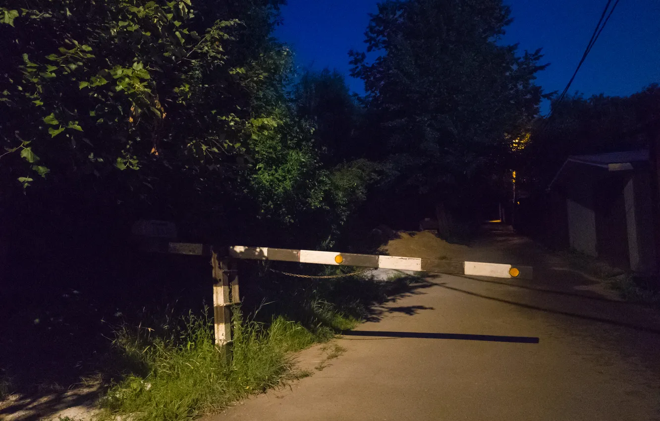 Фото обои дорога, лето, деревья, ночь, Россия, шлагбаум, июль, Артём