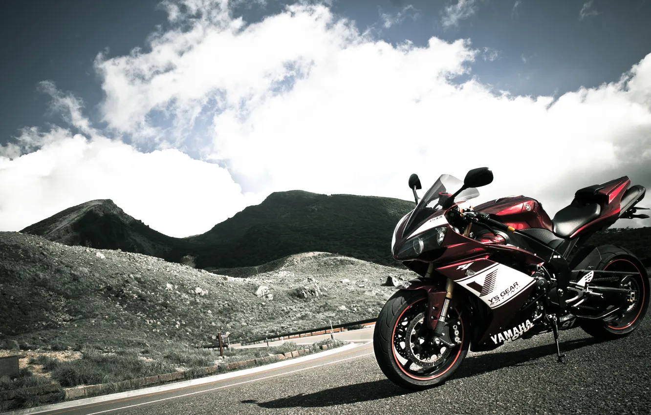 Фото обои небо, горы, красный, мотоцикл, red, yamaha, bike, ямаха