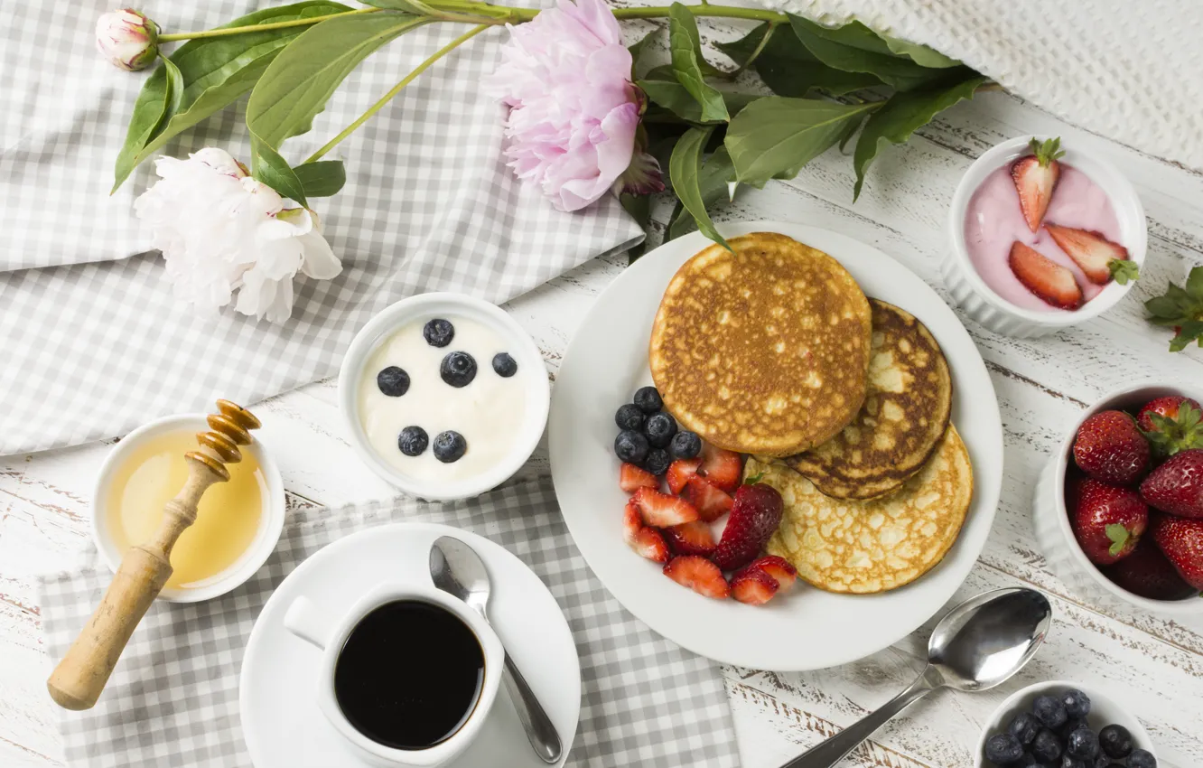Фото обои ягоды, кофе, еда, черника, клубника, блины, breakfast, йогурт