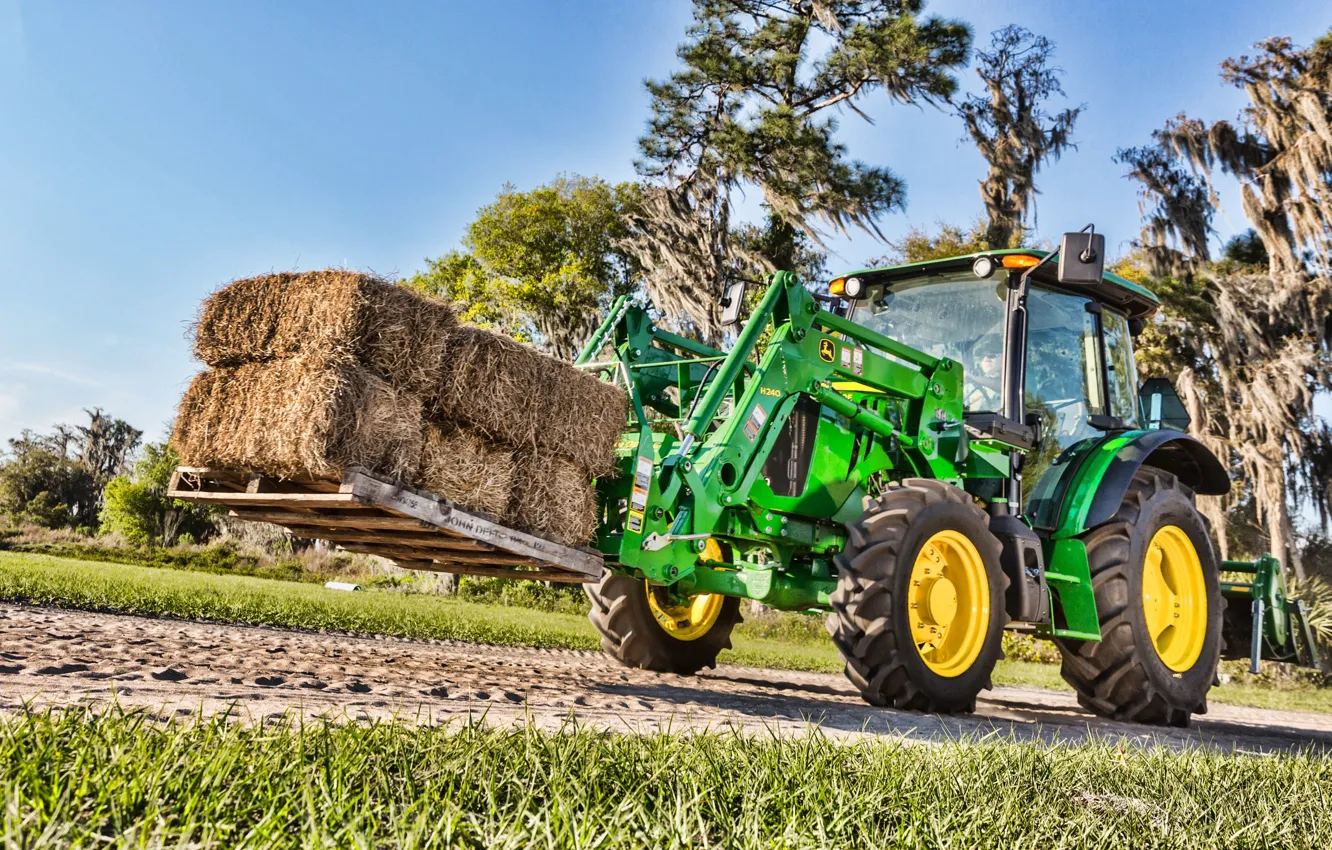 Фото обои green, улица, сено, трактор, кабина, колёса, John Deere, поддон