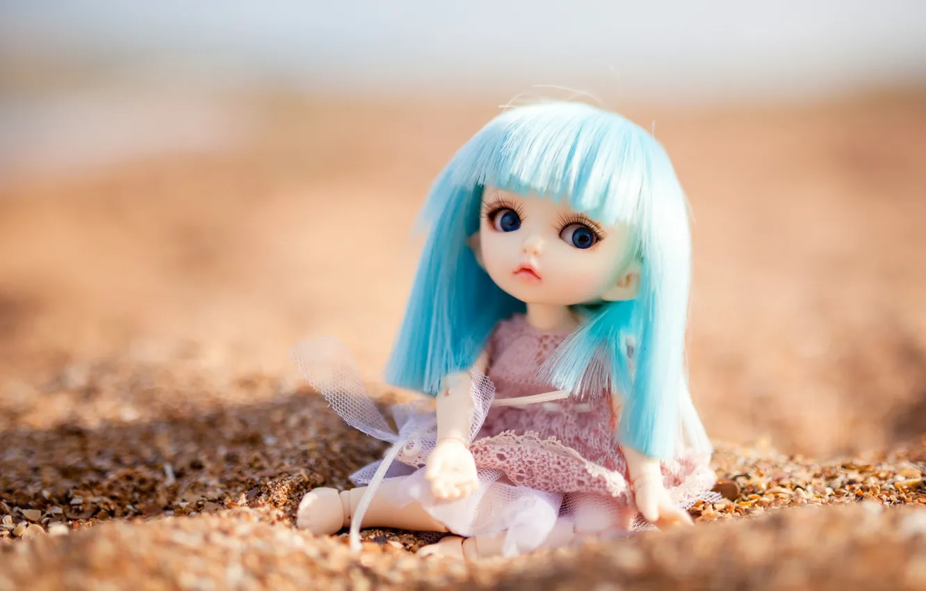 Фото обои песок, игрушка, кукла, сидит, голубые волосы