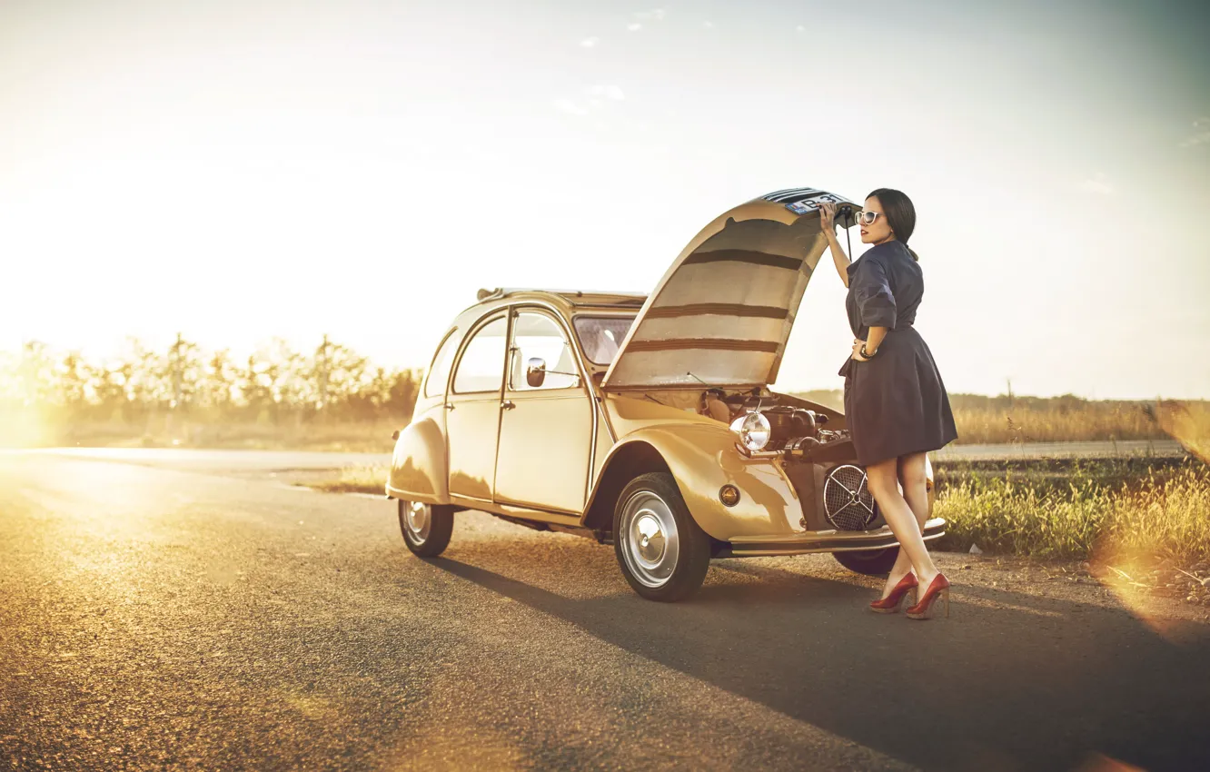 Фото обои дорога, девушка, ситуация, поломка, hq wallpaper, Citroen 2CV