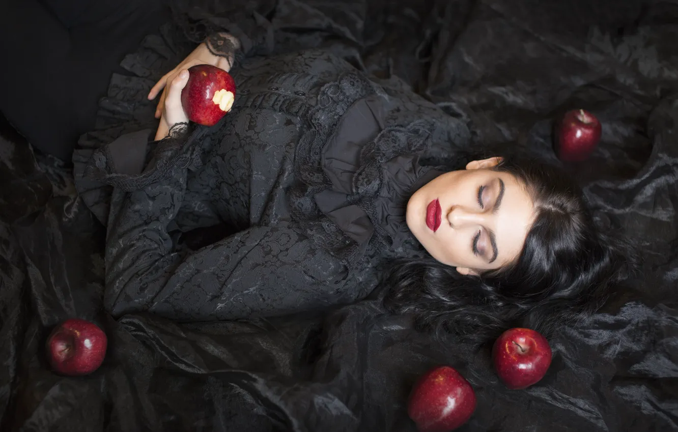 Фото обои девушка, яблоки, сон, ситуация, макияж, спящая красавица, чёрное платье