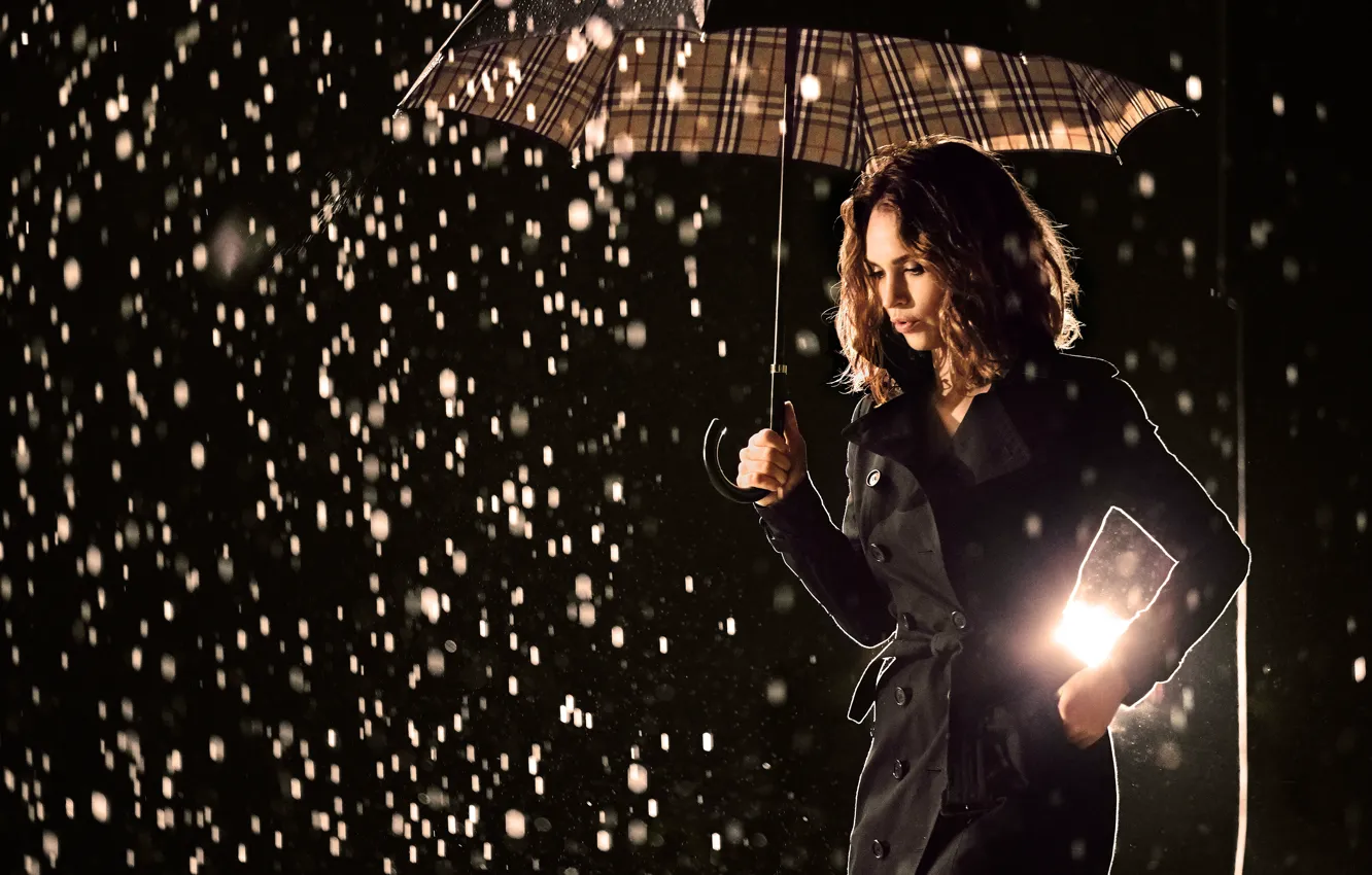 Фото обои капли, свет, ночь, дождь, модель, зонт, реклама, актриса
