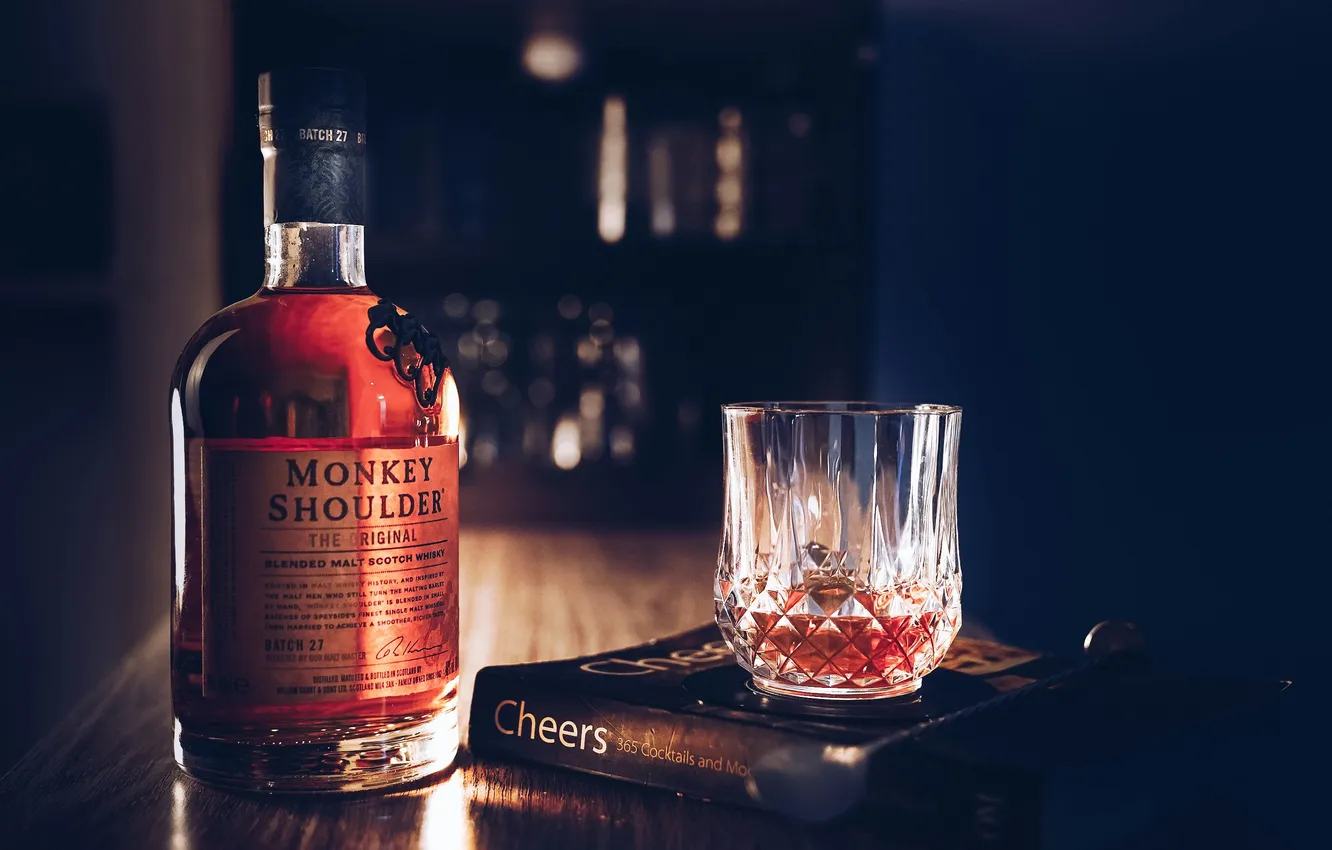 Фото обои стакан, бутылка, алкоголь, книга, виски, Monkey Shoulder