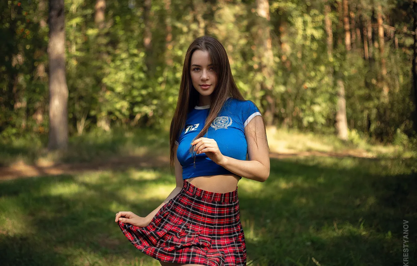 Фото обои девушка, grass, forest, trees, model, bokeh, brunette, T-shirt