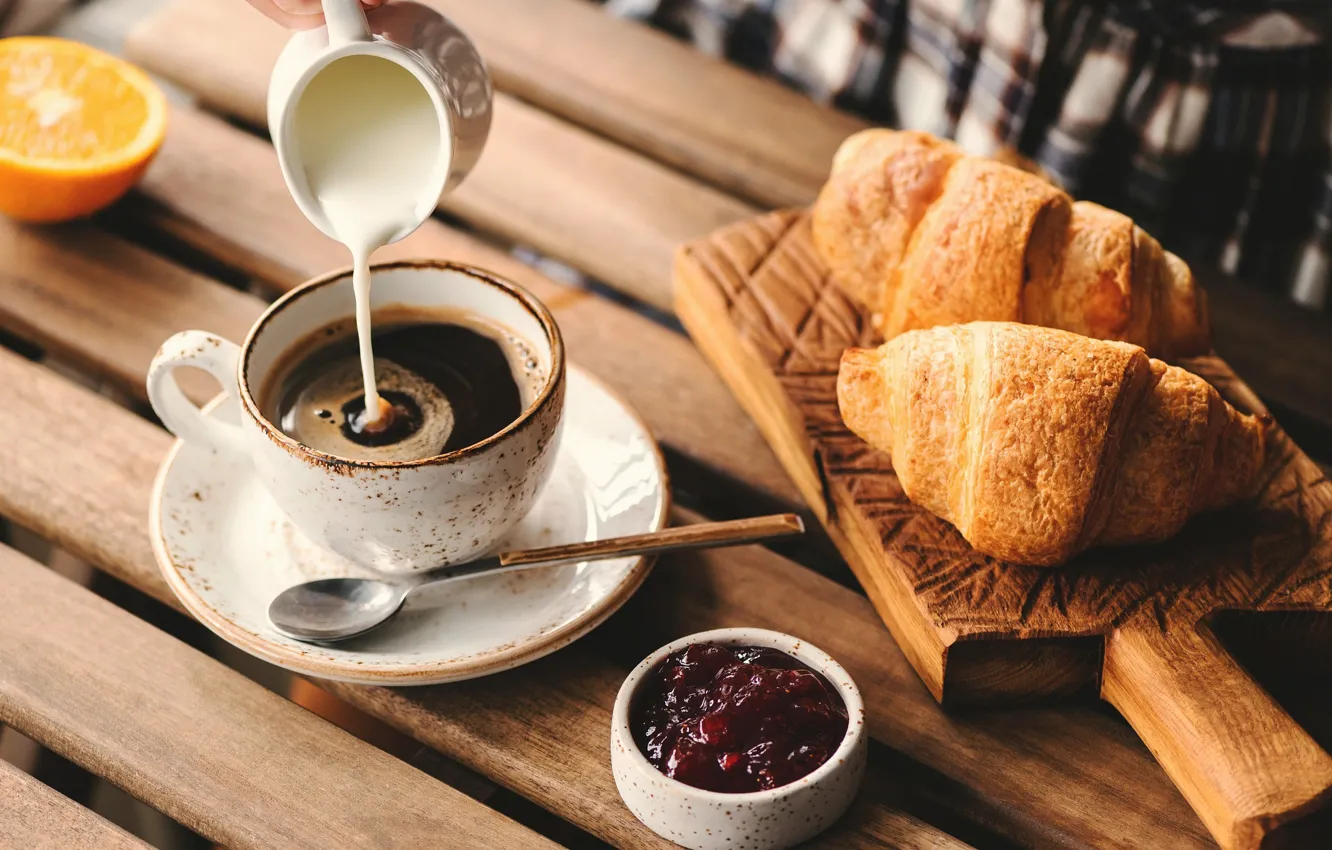 Фото обои стол, доски, кофе, рука, завтрак, молоко, сливки, пара