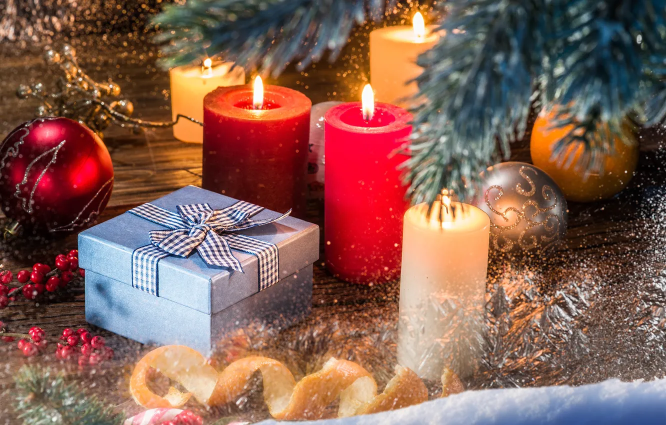 Фото обои зима, подарок, шары, новый год, свечи, Рождество, декор