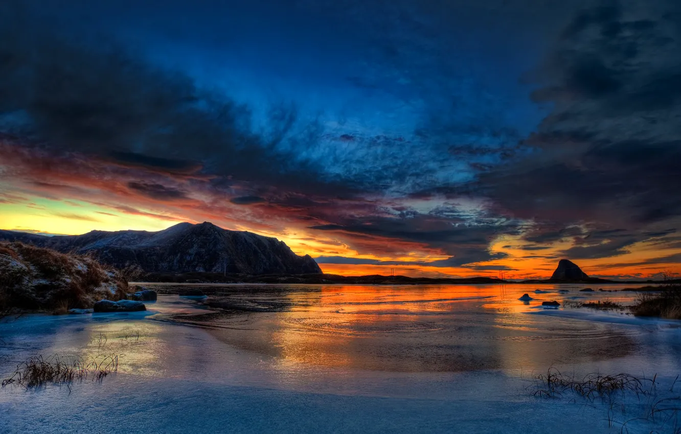 Фото обои лед, зима, небо, облака, закат, горы, скала, озеро