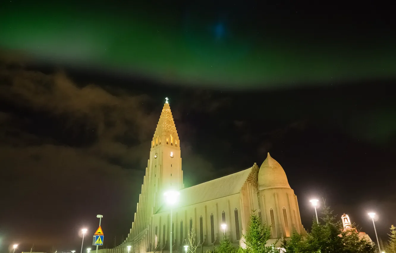 Фото обои ночь, огни, северное сияние, церковь, Исландия, Рейкьявик