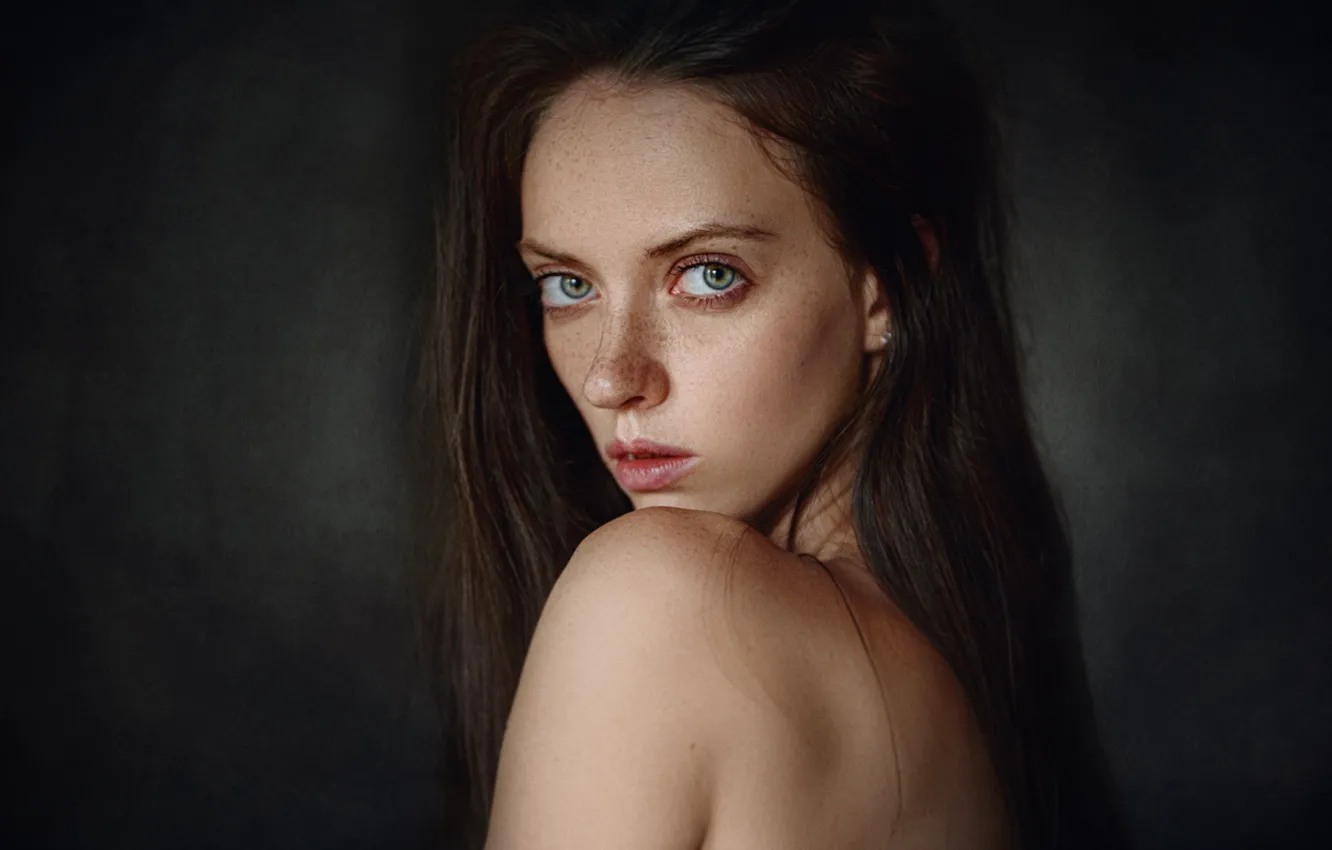 Фото обои взгляд, девушка, крупный план, портрет, брюнетка, веснушки, Георгий Чернядьев, Екатерина Можина