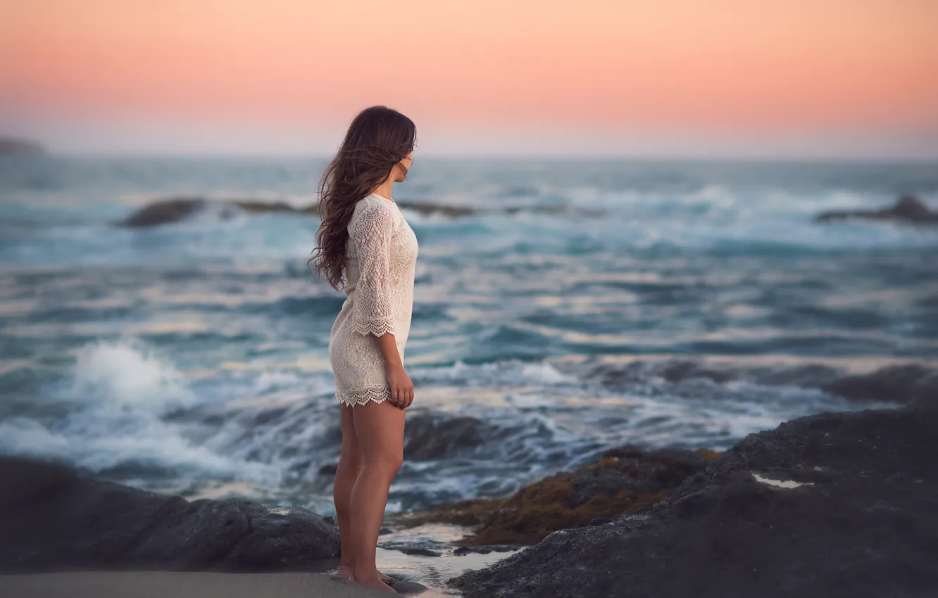 Фото обои песок, море, волны, ветер, девочка, Edie Layland, Watching The Horizon