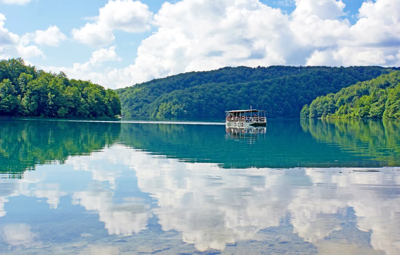 Фото обои лес, небо, вода, облака, озеро, отражение, Хорватия, теплоход