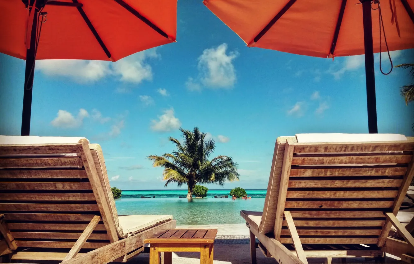 Фото обои море, лето, небо, облака, бассейн, шезлонги, солнечный, Мальдивские о-ва
