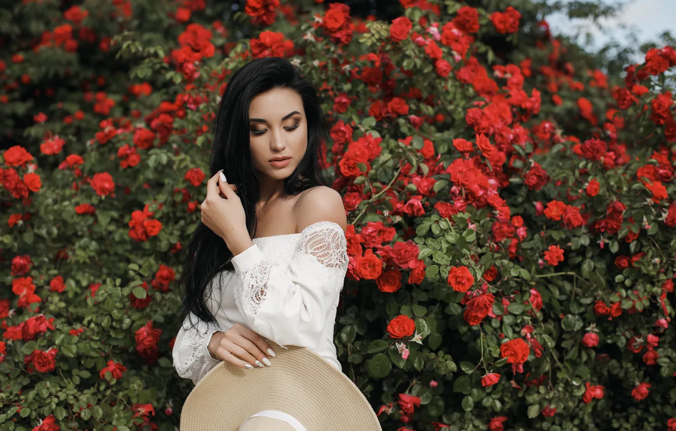 Фото обои лето, девушка, цветы, поза, ресницы, парк, розы, шляпа