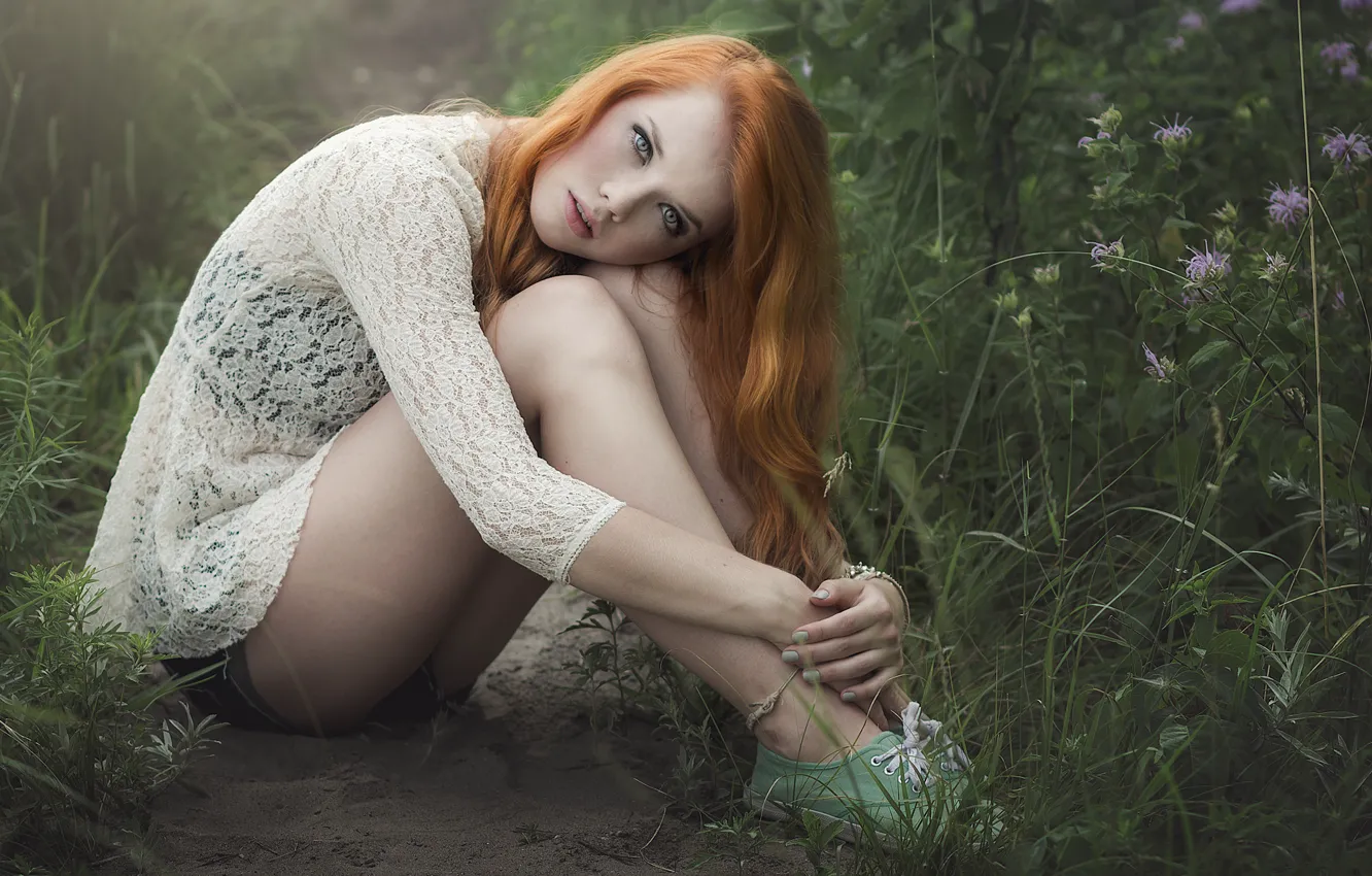 Фото обои трава, Девушка, ножки, красивая, рыжеволосая