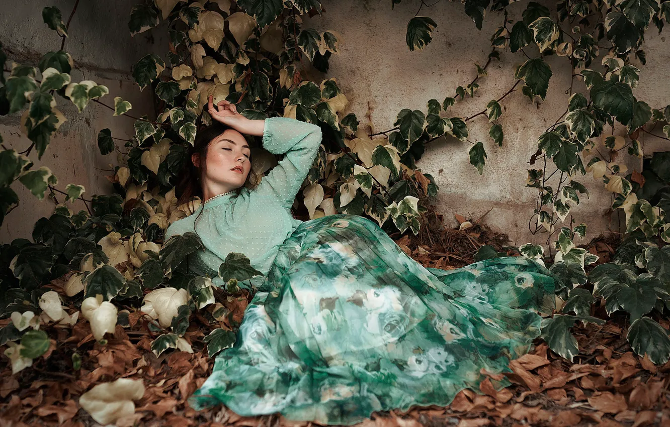 Фото обои осень, листья, девушка, поза, настроение, листва, плющ, Isabella Phillips