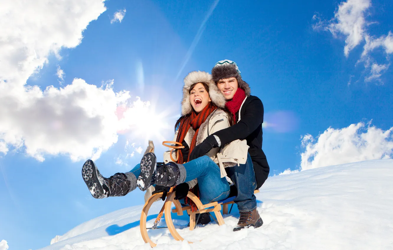 Фото обои зима, девушка, снег, склон, парень, санки
