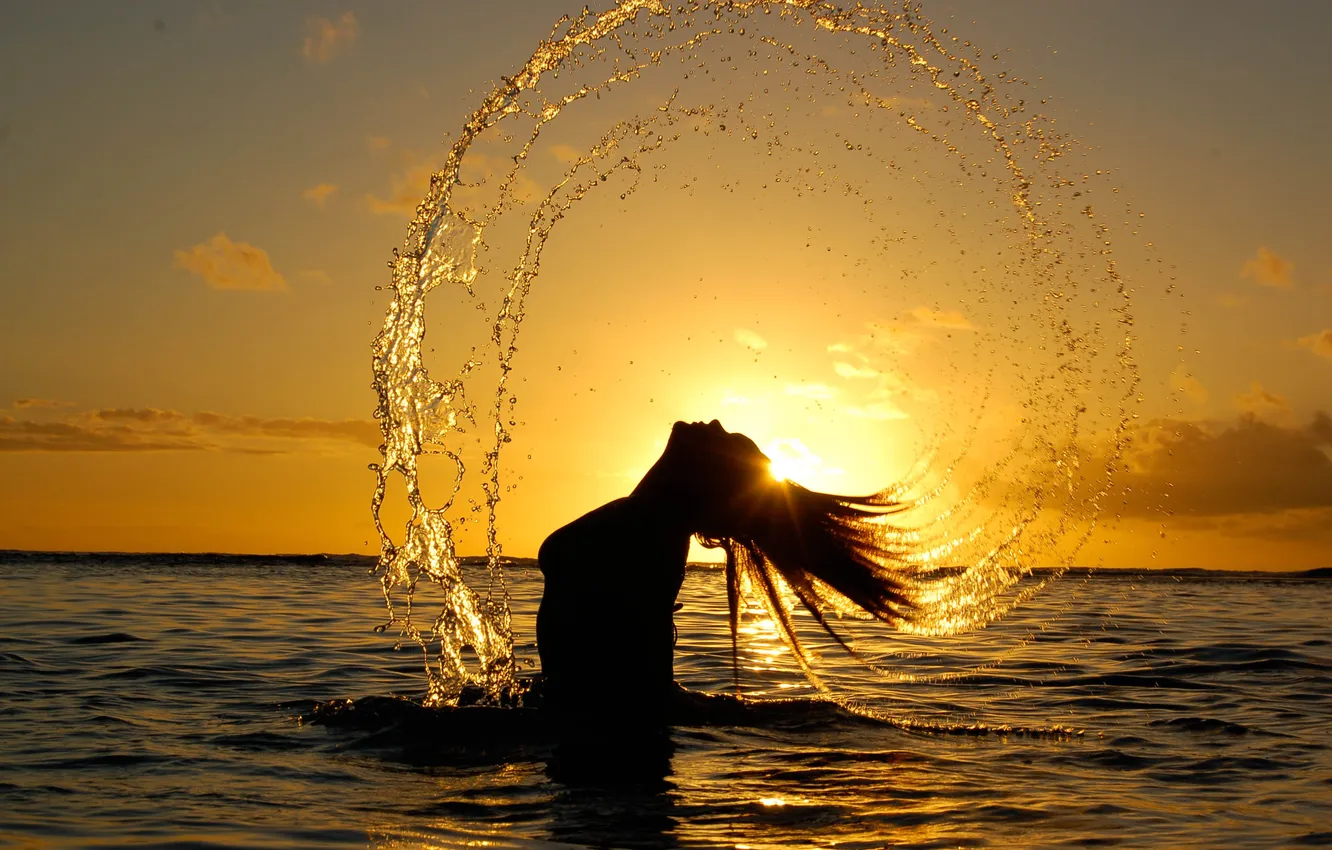 Фото обои море, вода, девушка, солнце, брызги, волосы, кругом
