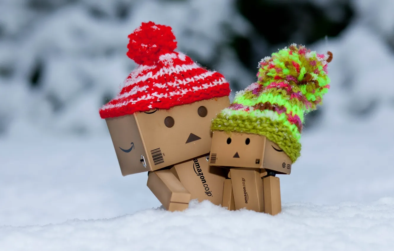 Фото обои зима, снег, коробка, мороз, шапки, danbo