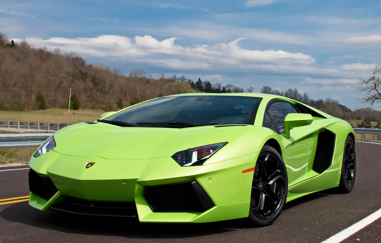 Фото обои дорога, небо, красотка, зеленая, LP700-4, Lamborghini Aventador